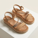 Sandales plateforme en suédine beige avec brides strassées – Image 2
