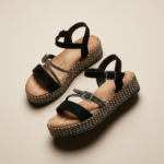 Sandales plateforme en suédine beige avec brides strassées – Image 3